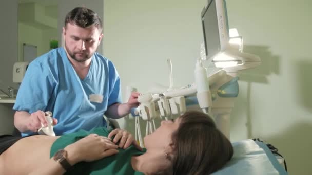 Doctor doing 3d ultrasound on belly of t woman in clinic 4k — Stock Video