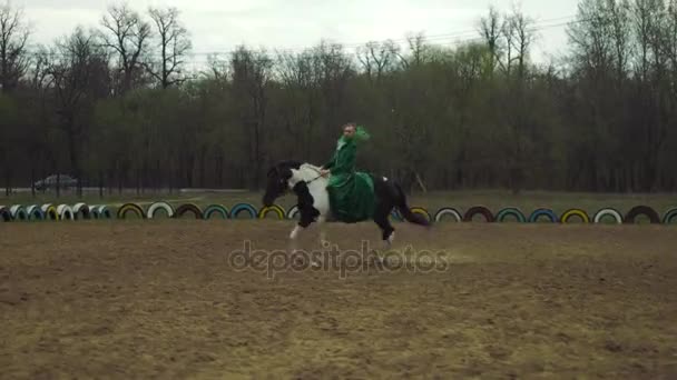 一个身穿绿色衣服的女人骑着马 4 k — 图库视频影像