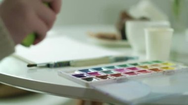 Suluboya resmi kadın ressamın 4 k boyalar