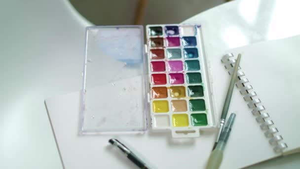 Γυναίκα καλλιτέχνη ζωγραφικής νερομπογιά χρώματα 4k — Αρχείο Βίντεο