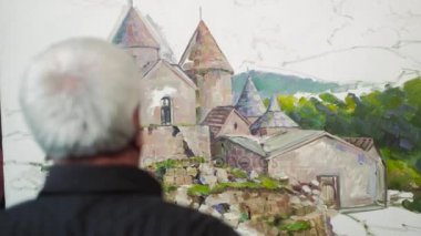 Yaşlı bir sanatçı bir resim onun stüdyosunda 4 k yazıyor.