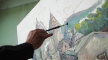 Yaşlı bir sanatçı bir resim onun stüdyosunda 4 k yazıyor.