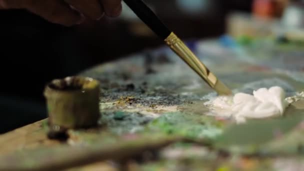 Podeszłym wieku artysta zapisuje obraz w jego studio 4k — Wideo stockowe