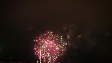 gece gökyüzünde güzel havai fişek gösterisi