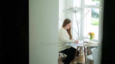 Suluboya resmi kadın ressamın 4 k boyalar