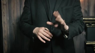 Sihirbaz bir madeni para ile bir performans gösterir