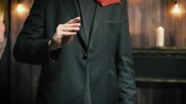 Sihirbaz bir madeni para ile bir performans gösterir