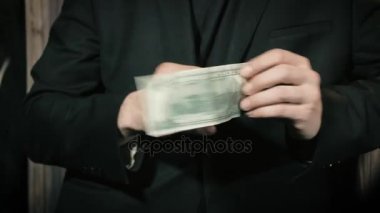 Sihirbaz bir dolarlık banknot ile bir performans gösterir