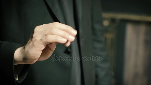 魔术师显示性能与一枚硬币 — 图库视频影像