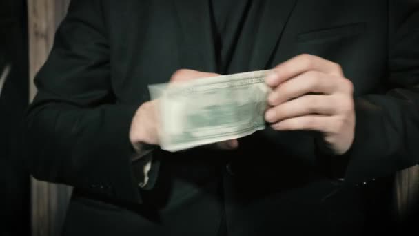 Mago muestra una actuación con un billete de dólar — Vídeo de stock