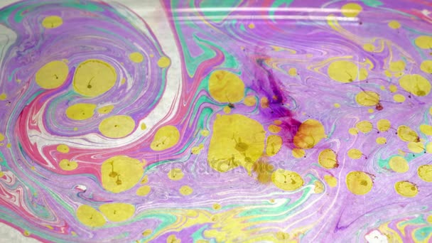 墨水在水中。彩色油墨反应在水中，创造抽象的云的形成。可以用作过渡，添加到现代项目、 獗项目、 艺术背景。漆黑的滴，油墨螺栓，油漆 — 图库视频影像