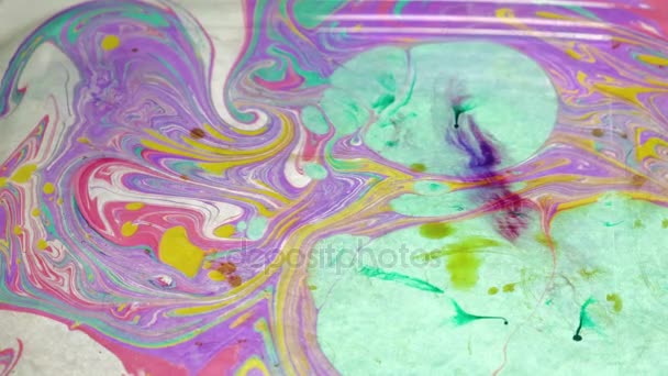 墨水在水中。彩色油墨反应在水中，创造抽象的云的形成。可以用作过渡，添加到现代项目、 獗项目、 艺术背景。漆黑的滴，油墨螺栓，油漆 — 图库视频影像