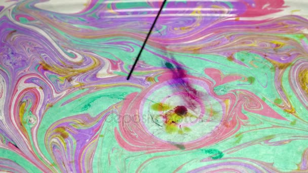 Tinta en el agua. Tinta de color que reacciona en el agua creando formaciones abstractas de nubes. Puede ser utilizado como transiciones, Añadido a los proyectos modernos, proyectos de artillería, fondos de arte. Gotas de tinta, Tornillos de tinta, Pintura — Vídeo de stock