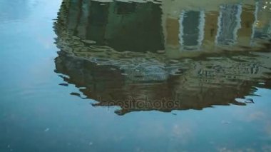 Seaport günbatımı su yüzeyinde