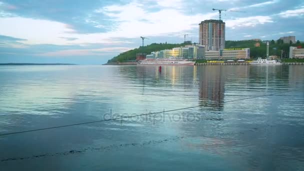 Морський порт на поверхні води на заході сонця — стокове відео