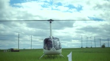 Helikopter üzerinde yeşil bir alana toprakları, bıçakları hd döndürün