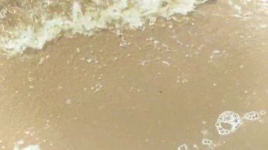 Tidewash döngü. Deniz kumlu kıyı kadar yıkar gelgit ve dışarı tekrar. Döngü-güçlü bir klip. 4k