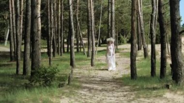 Çiçek 4k ile ormandaki bir beyaz elbisesi içinde güzel kadın
