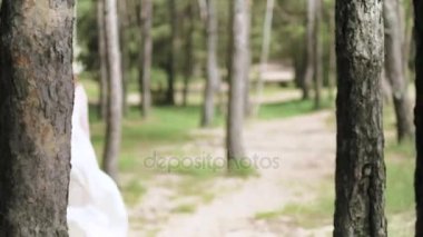 Çiçek 4k ile ormandaki bir beyaz elbisesi içinde güzel kadın