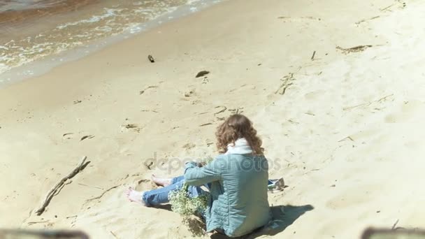 Wanita tinggal di pantai dengan bunga di hari yang cerah 4k — Stok Video