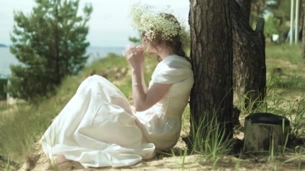 Gyönyörű nő a fehér ruha, az erdő, virágok, 4k