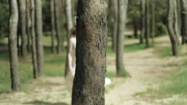 美丽的女人在森林里花 4 k 的白色长裙 — 图库视频影像