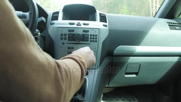 O homem ao volante do carro liga a velocidade 4k — Vídeo de Stock