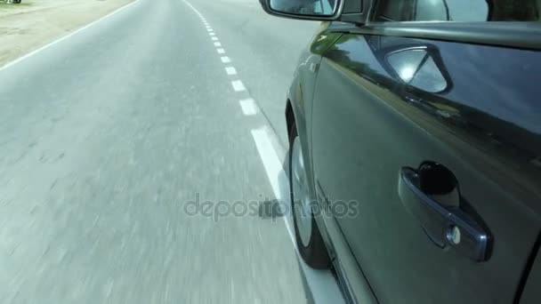 Conducerea unei mașini pe un drum forestier, vedere de la exterior 4k — Videoclip de stoc