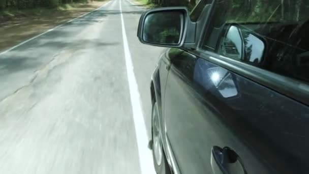 Conduire une voiture sur une route forestière, vue de l'extérieur 4k — Video