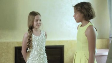 Kelebekler 4 k kutusuyla veren kız