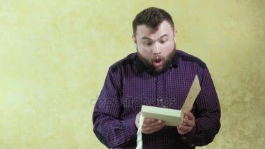 Adam bir hediye kutusu ile bir kelebek 4 k alır