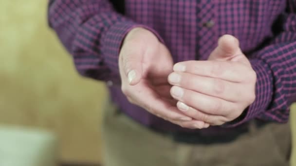 Un homme barbu tient un papillon 4k 