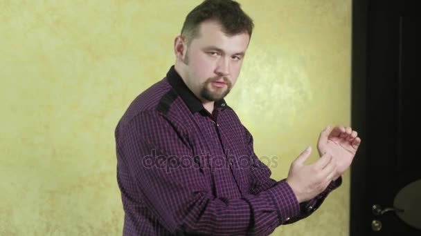 Een man met een baard houdt een dagvlinder 4k — Stockvideo