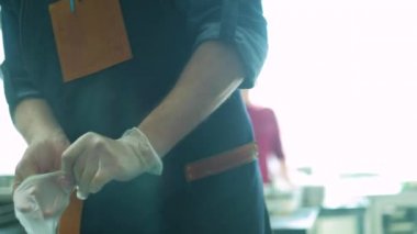 Şef otel ya da Restoran mutfak yemek, sadece eller. 4k