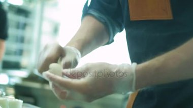 Şef otel ya da Restoran mutfak yemek, sadece eller. 4k