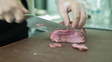 Şef otel ya da Restoran mutfak yemek, sadece eller. 4k