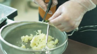 Şef otel ya da Restoran mutfak yemek, sadece eller. 4k