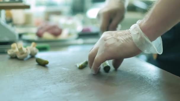 Chef em cozinha de hotel ou restaurante, apenas mãos. 4k — Vídeo de Stock