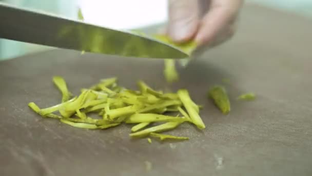 Chef em cozinha de hotel ou restaurante, apenas mãos. 4k — Vídeo de Stock