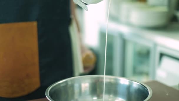 Chef em cozinha de hotel ou restaurante, apenas mãos. 4k — Vídeo de Stock