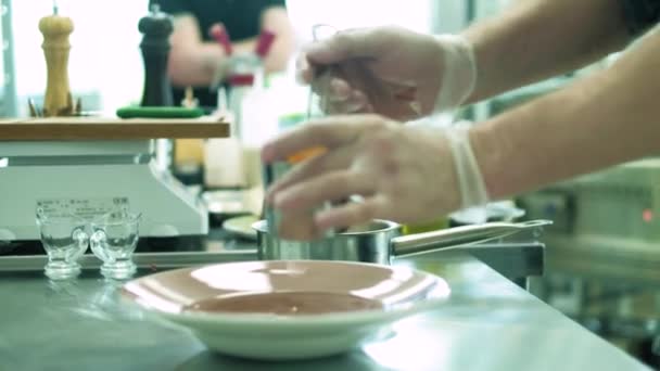 Koch in Hotel- oder Restaurantküche, nur Hände. 4k — Stockvideo