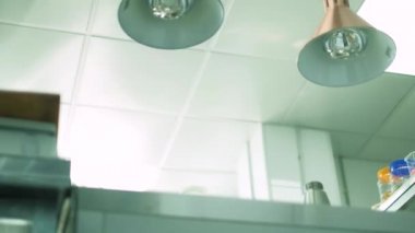 Restoran şefi mutfak yemekleri hazırlar. 4k