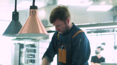 Restoran şefi mutfak yemekleri hazırlar. 4k