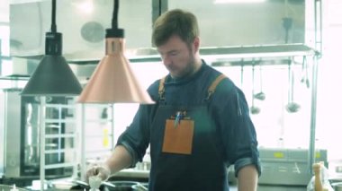 Restoran şefi mutfak yemekleri hazırlar. 4k