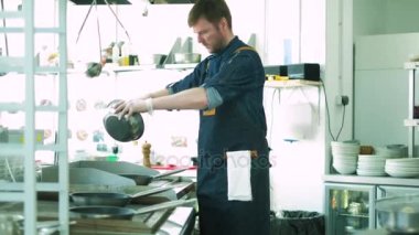 Restoran şefi mutfak yemekleri hazırlar. 4k