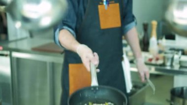 Restoran şefi mutfak yemekleri hazırlar. 4k