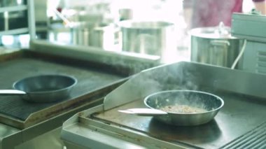 Restoran şefi mutfak yemekleri hazırlar. 4k