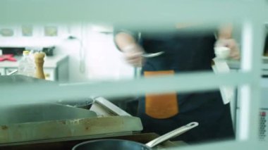 Restoran şefi mutfak yemekleri hazırlar. 4k