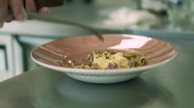 Restoran şefi mutfak yemekleri hazırlar. 4k