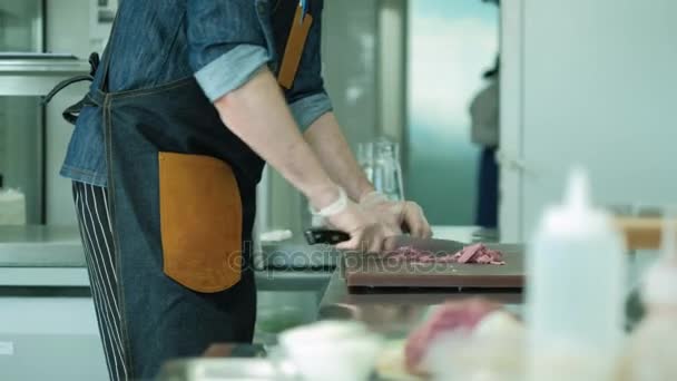 Chef do restaurante prepara pratos na cozinha. 4k — Vídeo de Stock